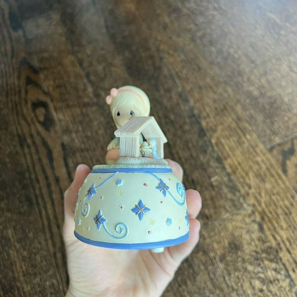 precious moments Girl Admiring Nativity Musical Plays, Away In A Manger - Picture 3 of 6